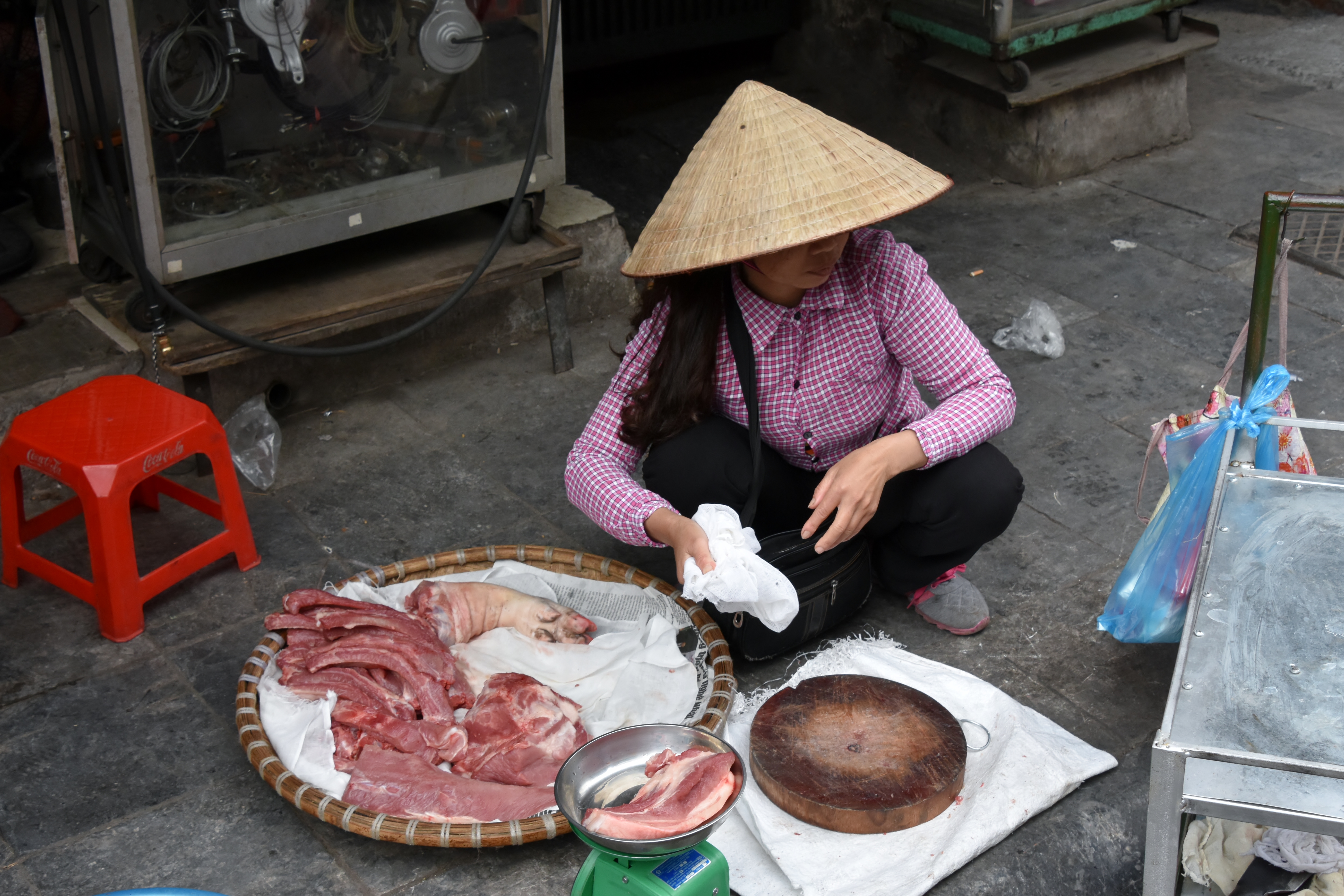 Cảnh đường phố trong khu phố cổ Hà Nội với nhà ống san sát và hoạt động thương mại sôi nổi đặc trưng