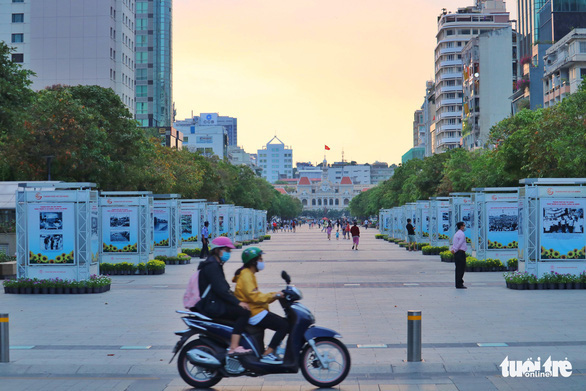 Phố đi bộ Nguyễn Huệ về đêm với ánh đèn LED và dòng người dạo bộ — trục thành phố sống động nhất Sài Gòn
