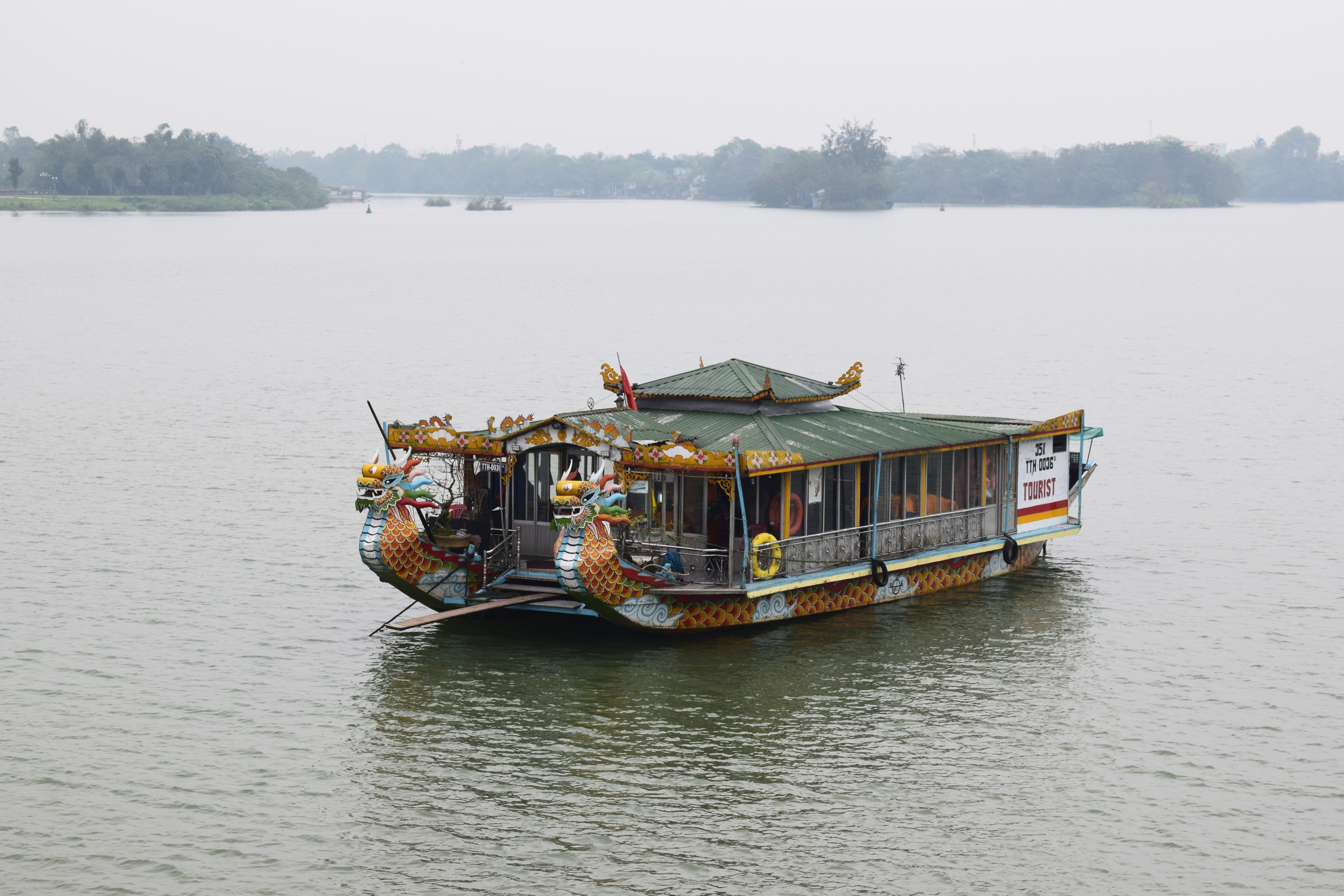 Thuyền rồng truyền thống trên sông Hương — phương tiện di chuyển ngàn năm tuổi vẫn đang hoạt động mỗi ngày