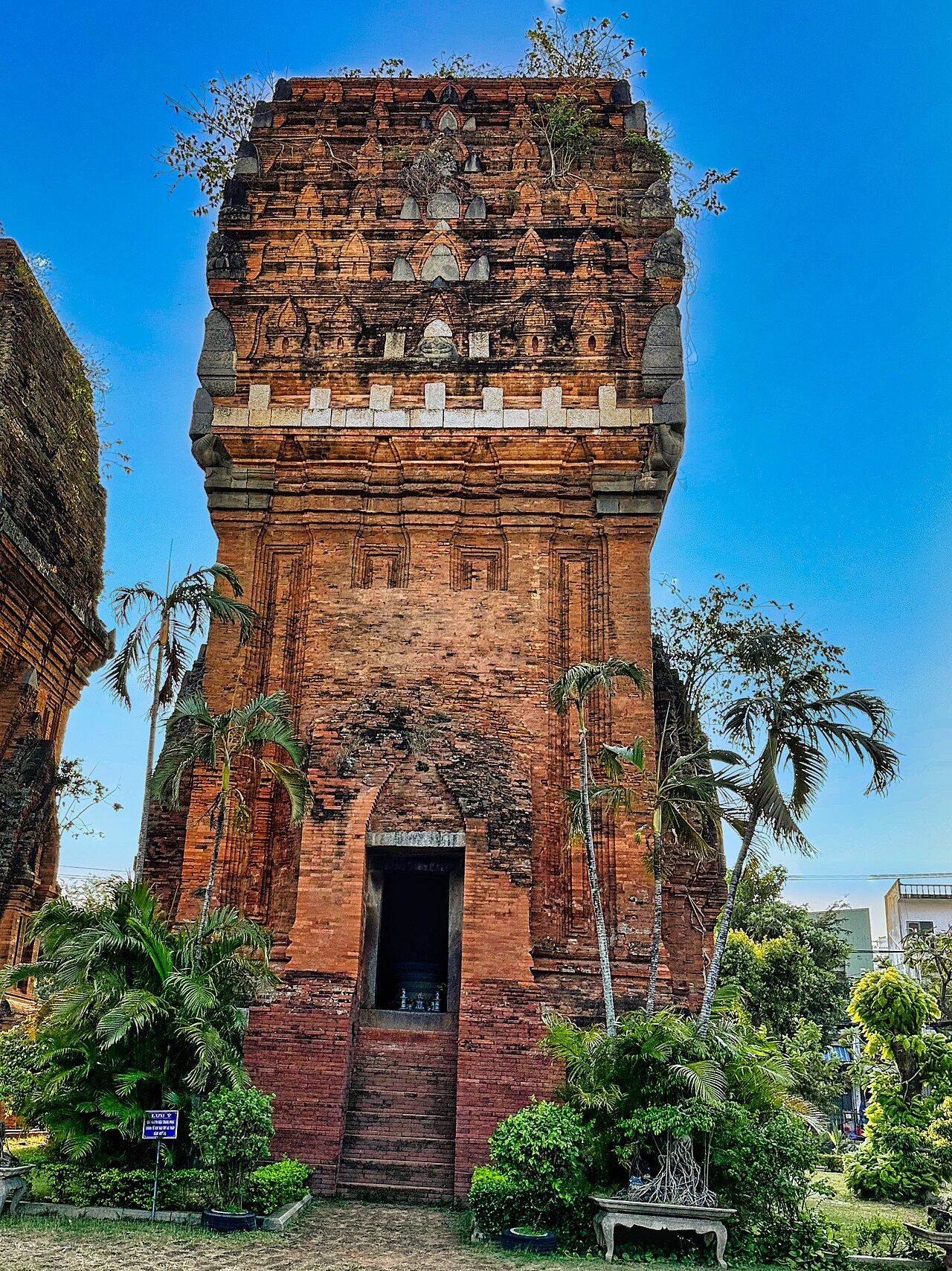 Đền thờ trong khuôn viên thành Đồ Bàn — nơi hương khói tưởng niệm cả Chăm Pa và Tây Sơn