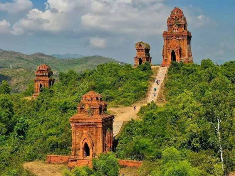 Cụm tháp Bánh Ít nhìn từ xa — bốn ngọn tháp trên bốn đồi riêng biệt cạnh quốc lộ 1A