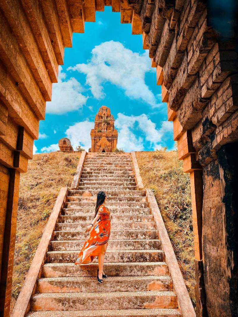 Tháp Cổng — ngọn tháp Bánh Ít lớn nhất, hoa văn Kala và Apsara còn rõ trên bề mặt gạch
