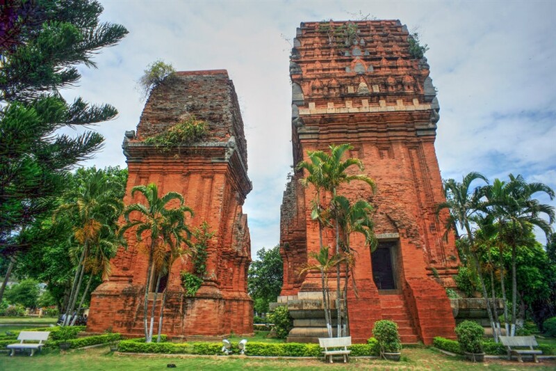 Tháp Đôi nhìn từ phía hồ Đôi — hai ngọn tháp Chăm phản chiếu trên mặt nước đô thị
