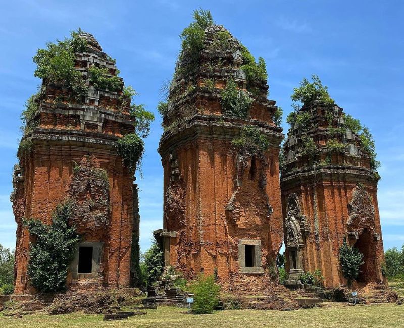 Chi tiết tượng điêu khắc Apsara và Makara trên thân tháp trung tâm cao 36 mét