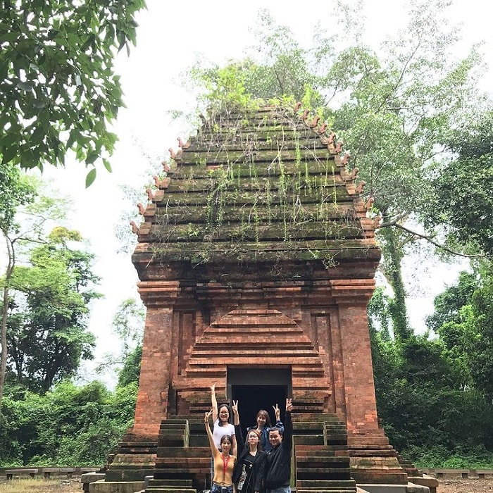 Cửa vào phía đông tháp Yang Prong — cửa thật duy nhất dẫn vào lòng tháp với Linga–Yoni bên trong