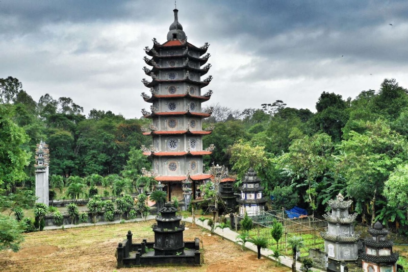 Núi Thiên Ấn nhìn từ đồng bằng — đỉnh phẳng như mặt bàn phản chiếu trên sông Trà Khúc