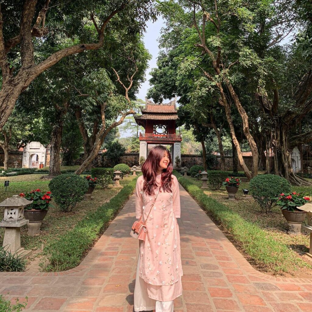 Hàng bia Tiến sĩ trên lưng rùa đá trong Văn Miếu — tên hơn 1.307 tiến sĩ triều đại khắc rõ nét sau 500 năm vẫn còn đọc được